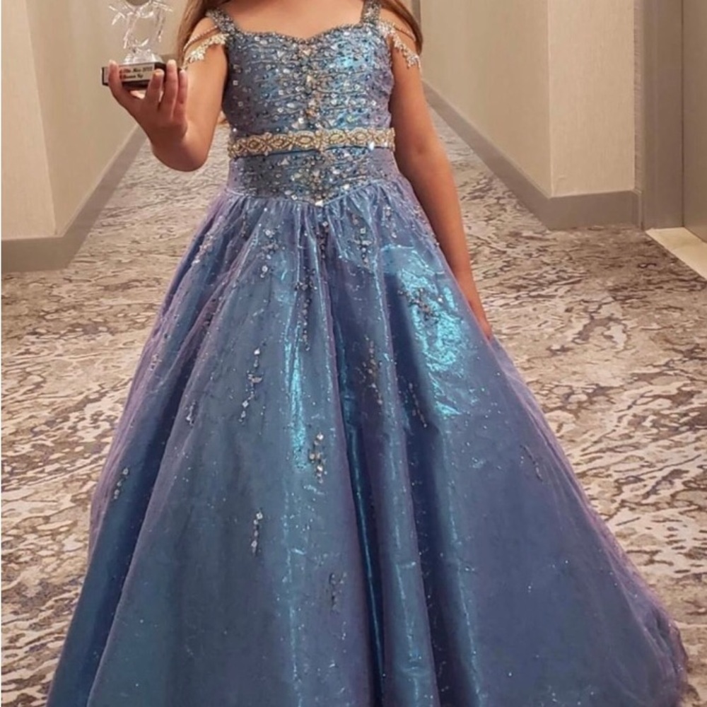 Beautiful girls pageant gown, dress size 8. Worn twice